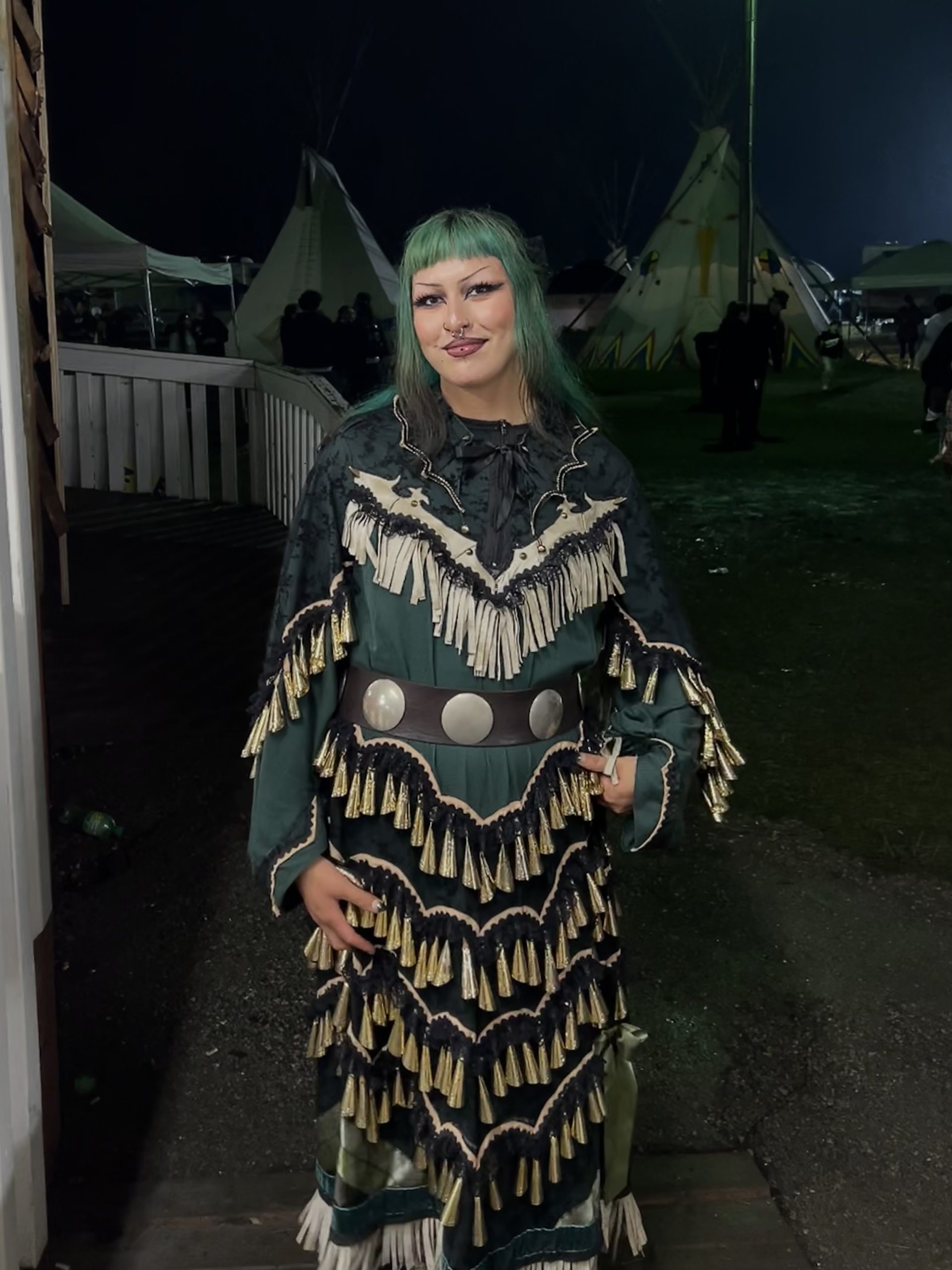 Artista Two-Spirit fortalece su cultura bailando a su estilo