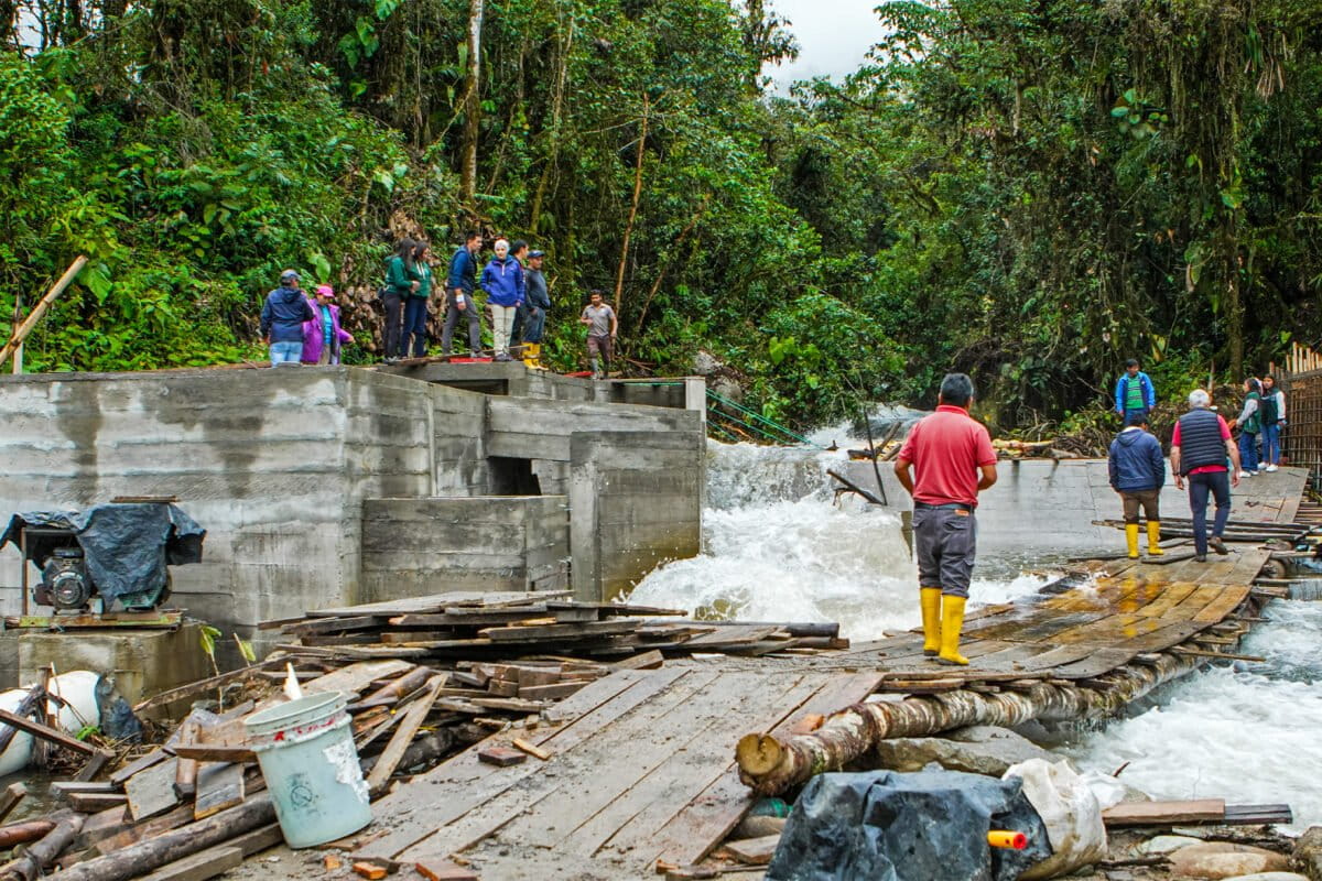 Familias indígenas construyen planta hidroeléctrica en Ecuador