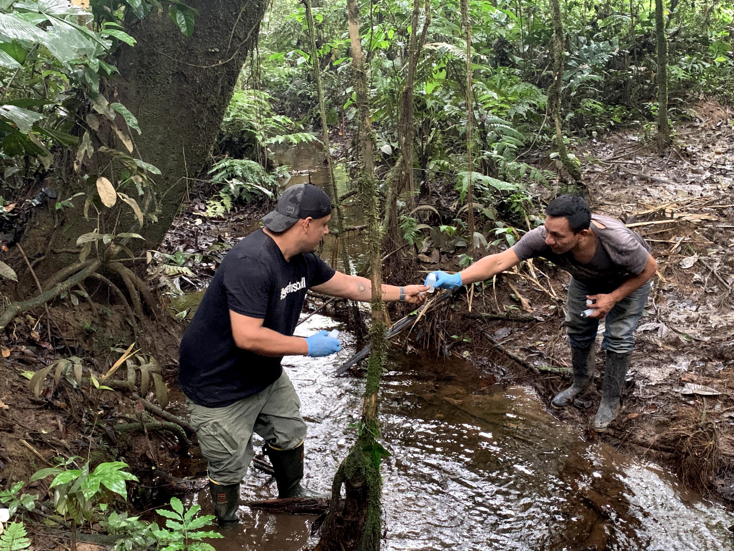 Comunidades waorani vigilan salud de ríos en la Amazonía