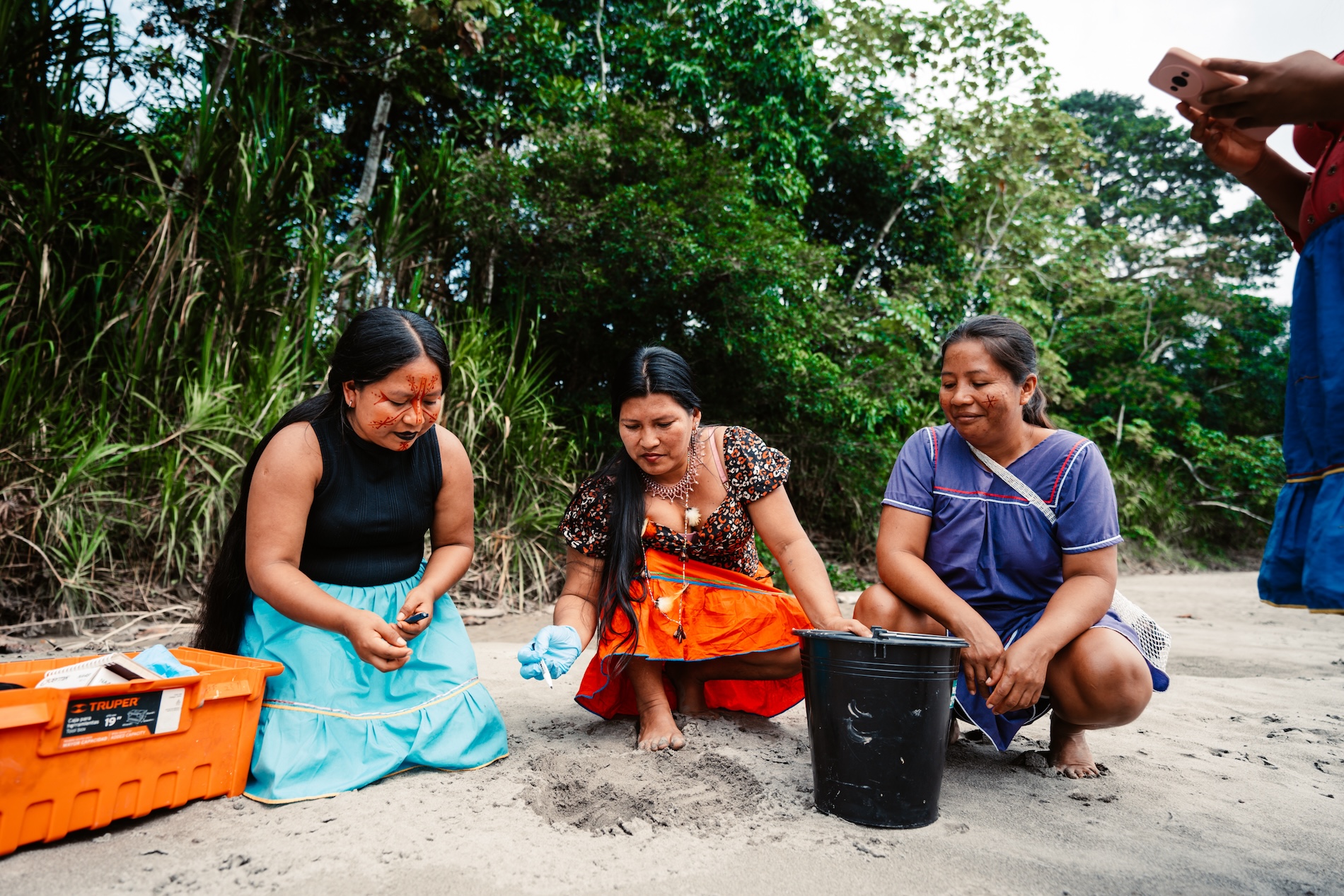Mujeres Siekopai protegen tortugas charapa en Ecuador