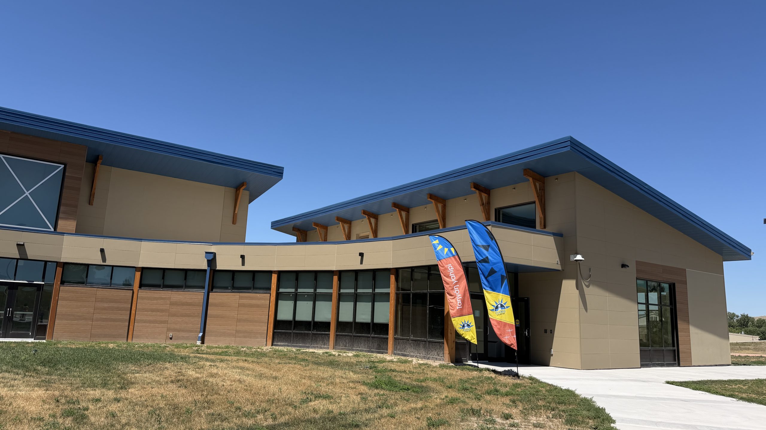 Chatku arts center apoya artistas indígenas en pine ridge