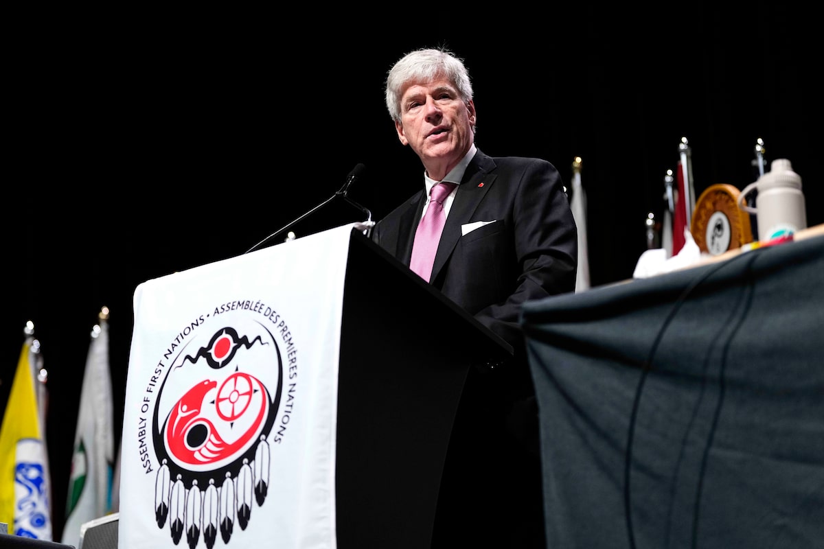 Ministros canadienses prometen consulta indígena en grandes proyectos