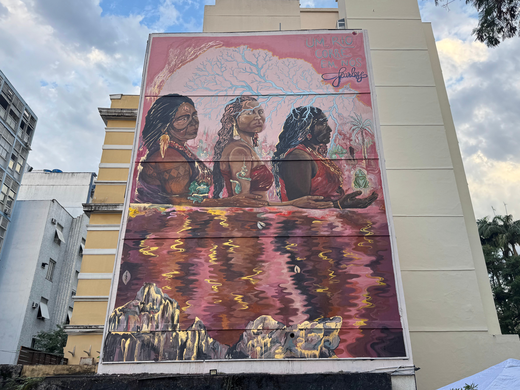 Mural en Río honra mujeres indígenas que defienden ríos amazónicos